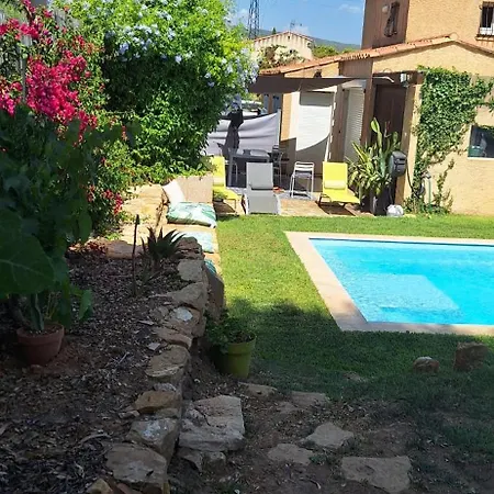 Jolie Provencale Avec Piscine Et Vue 펜션 라시오타